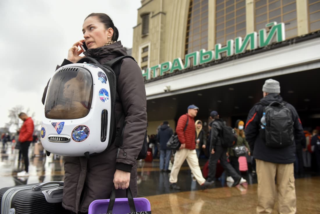 Personas esperando para salir en la estación central de trenes de Kiev, este jueves 24 de febrero.