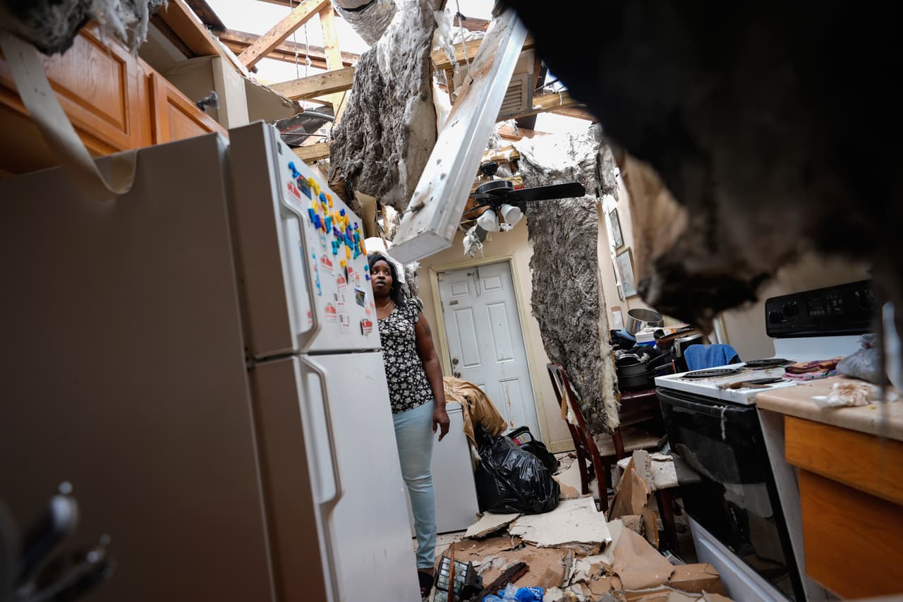 Natasha Ducre en la cocina de su
<a href="https://www.univision.com/noticias/meteorologia/devastacion-muertes-y-escasez-de-combustible-el-saldo-del-huracan-milton-florida">casa devastada por el huracán Milton, en Palmetto, Florida, </a>el 10 de octubre. Partes del llamado 'panhandle' de Florida, hasta el área de la Bahía de Tampa, se vieron duramente golpeadas este año, con la llegada del huracán Helene y, pocas semanas después, con la del ciclón Milton.