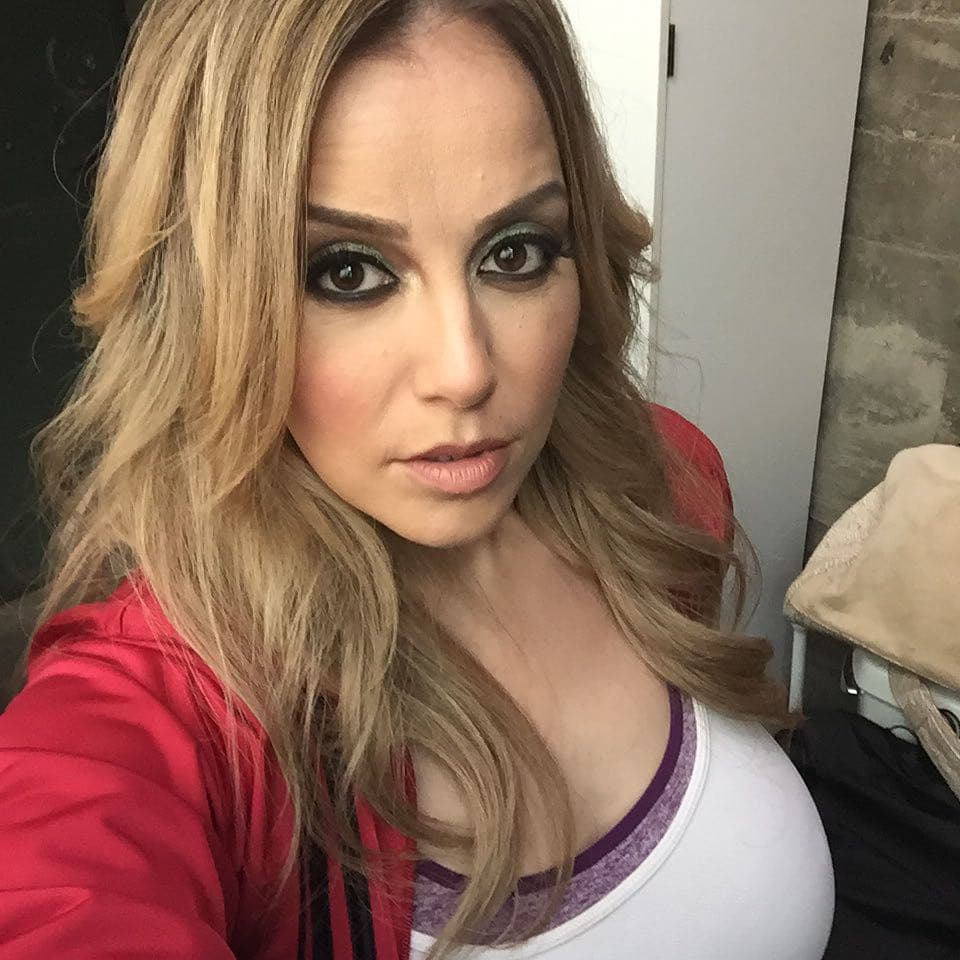 "(Los de la marca) me ayudan a mí porque tengo que tener un vestido cada noche para una 'red carpet' y no quiero gastar todo mi dinero comprando vestidos porque lo prefiero invertir en el reino", explicó a sus seguidores.