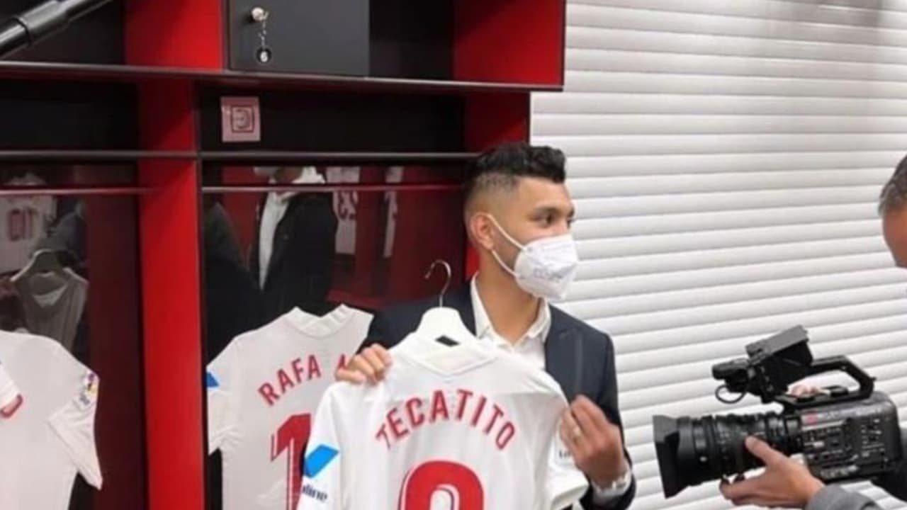 'Tecatito' Corona mostró la playera con el número 9 que usará en el Sevilla.