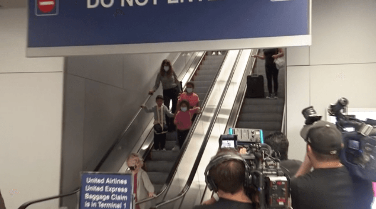 La espera interminable concluyó el jueves cuando María, Regina y Johann Vargas 9, 6 y 5 años de edad respectivamente bajaron de la escalera mecánica que comunica el área de desembarque del Aeropuerto Internacional O'Hare con la sala de espera, para estrecharse en un abrazo con su abuela.