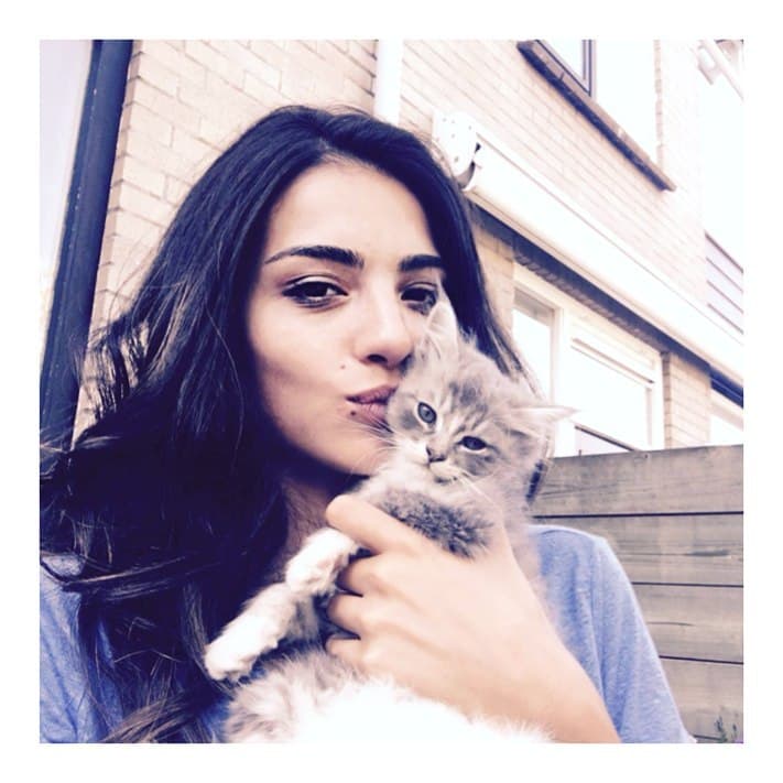 La actriz suele compartir imágenes con sus mascotas, y promueve la adopción y la defensa de los derechos de los animales.