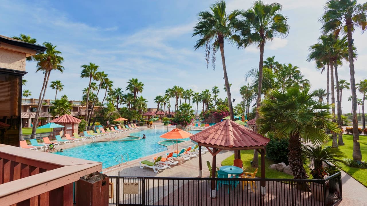 <h3 class="cms-H3-H3">Una joya fronteriza con alma bicultural </h3>
<br>
<br>Ubicada
<b> a menos de 20 minutos del cruce fronterizo con Matamoros, Tamaulipas</b>, South Padre Island es, literalmente,
<b>la playa más al sur de Texas</b>. Y eso se nota.
<b>Aquí se escucha español en cada rincón, los menús traen opciones de tacos, ceviches y raspados</b>, y el dólar convive con el peso sin problema en muchas tiendas. “Nos venimos desde Monterrey cada verano. Cruzamos por Matamoros y en menos de dos horas ya estamos en la playa”, cuenta una turista en el lugar, según el reporte.