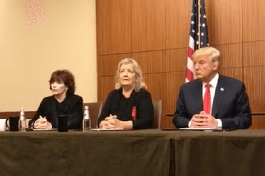Katthleen Willey y Juanita Broaddrick con Donald Trump.