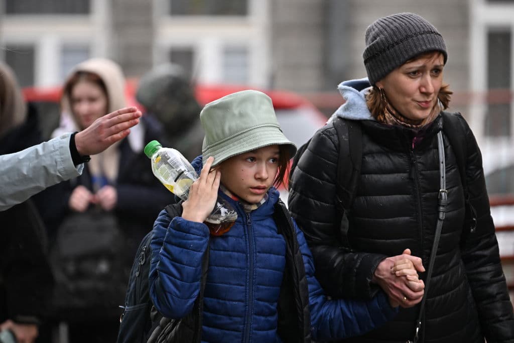 Desde el inicio de la guerra, ACNUR calcula que más de un cuarto de la población de Ucrania se ha visto forzada a huir de su casa. Calculan que unos
<b>13 millones de personas aún se encuentran atrapadas en zonas afectadas por el conflicto, </b>ya sea por razones de seguridad, porque las vías de acceso y puentes de sus pueblos quedaron destruidos, y también por falta de información sobre a dónde pueden desplazarse en busca de refugios seguros.