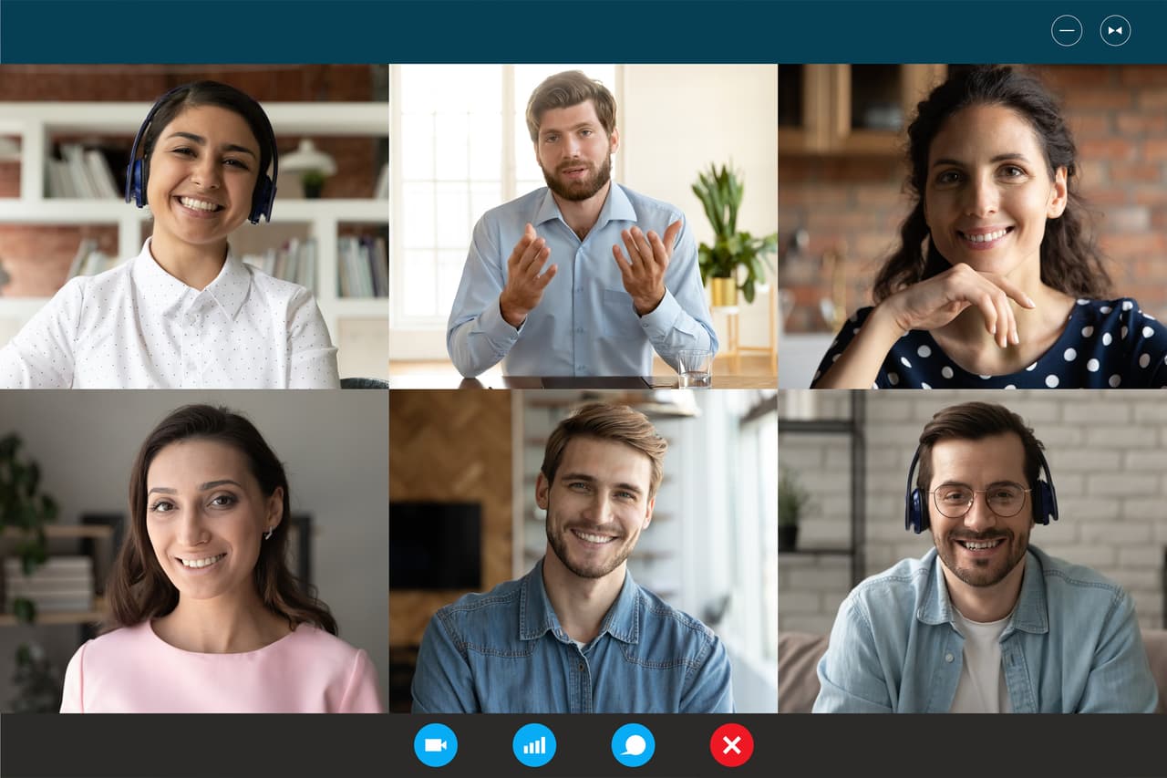 <b>Zoom</b>
<br>
<br>Este servicio de videoconferencias presenta 856 ‘webinars’ (‘seminarios por internet’, en español).
<br>
<br>“Con el auge del trabajo remoto, por ejemplo, hicimos de nuestros hogares nuestras oficinas y conocimos espacios de reuniones digitales como Zoom como nunca antes”, explica Domo en su investigación.
<br>