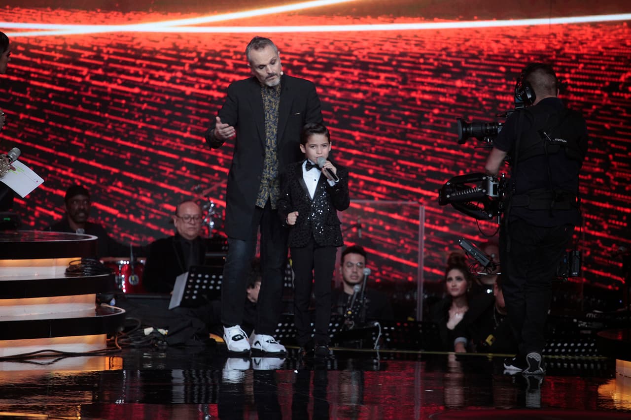 En esa ocasión, fue el propio Miguel Bosé quien lo ayudó a encontrar su tono ideal, para interpretar esa difícil canción.