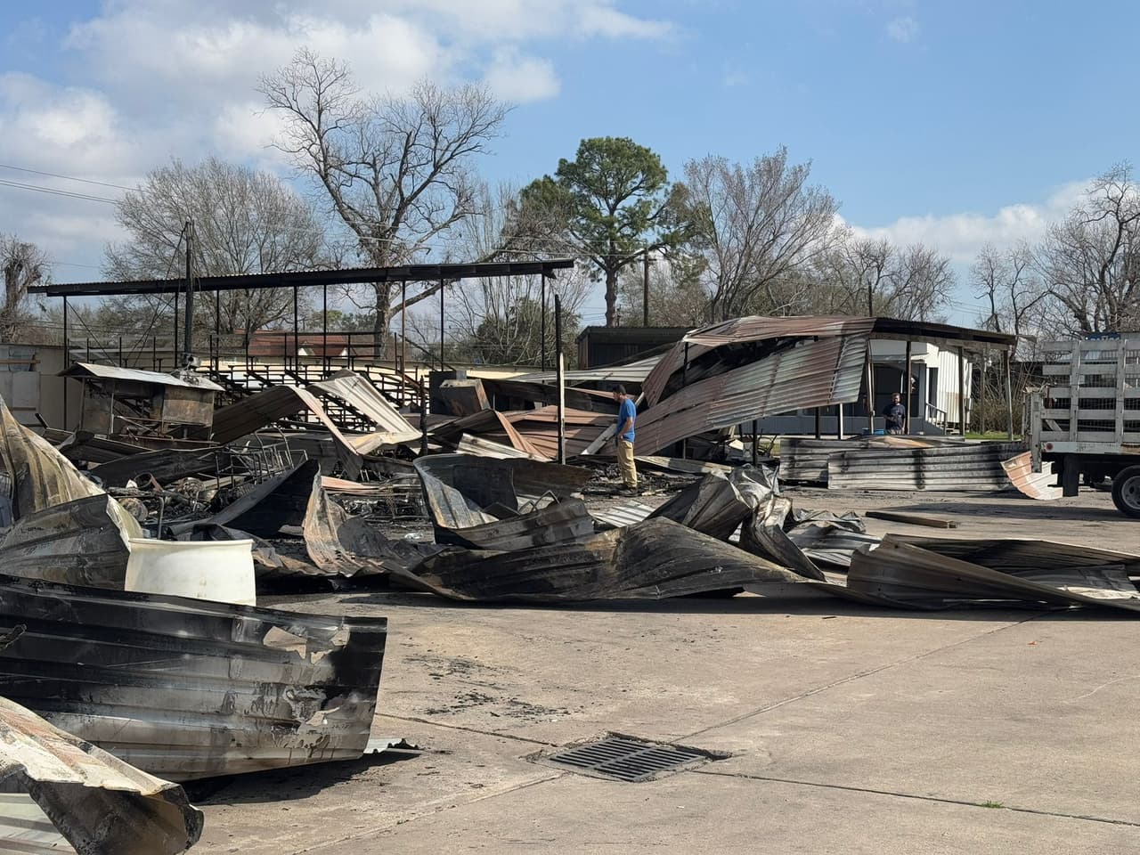 Una vendedora latina, que prefirió no ser identificada públicamente,
<b>comenta que perdió muchas cosas que había ido comprando poco a poco con el sudor de su frente: "Quedamos en cero".</b>
<br>