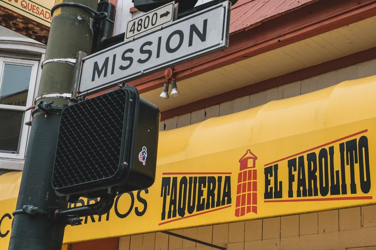 <b>Taquería El Farolito </b>es uno de los mejores, principalmente de noche después de una noche de fiesta, puesto que este lugar mantiene sus puertas abiertas hasta las 3 am. Publicaciones como Business Insider y Newsweek avalan su renombre, al considerarlo como uno de los mejores tacos del país y del área. Ubicado en la intersección de las calles 24 y Mission en San Francisco,
<b>este restaurante promete con sus tacos al pastor y de 'sesos', aunque también es muy popular entre sus clientes, los burritos.</b>