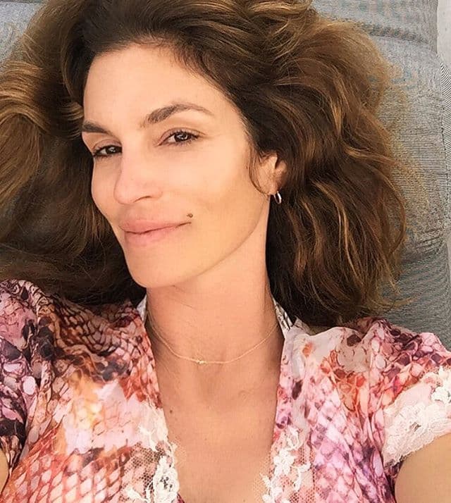 Cindy Crawford cumplió 50 años y para festejarlo compartió una foto con cero maquillaje en la que luce bellísima.