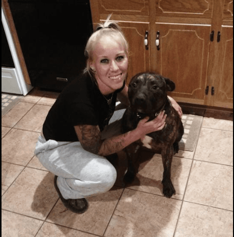 Bethany Stephens junto a uno de sus perros.