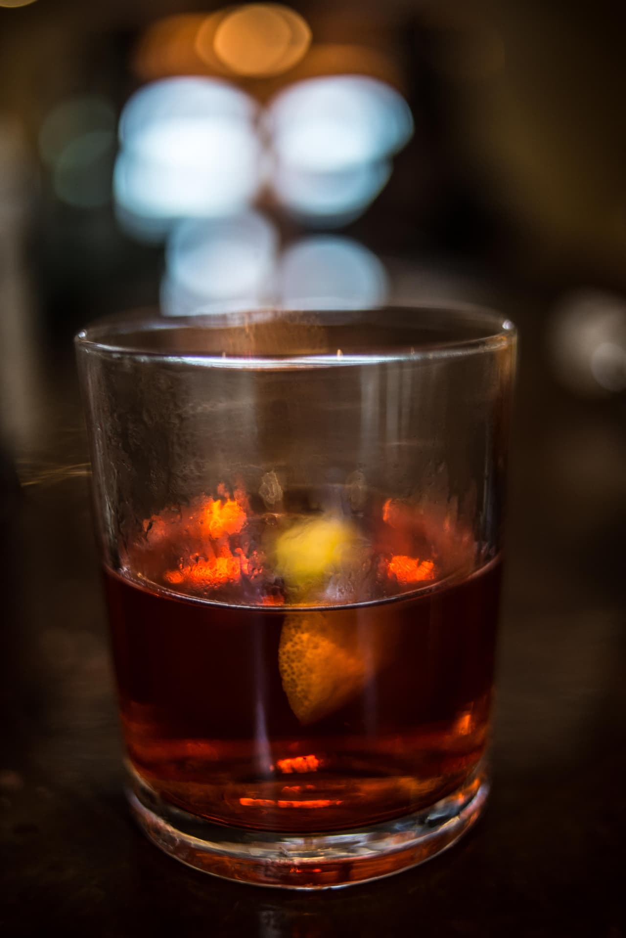 <b>El Sazerac: </b>es
<b><a href="https://www.thrillist.com/drink/nation/the-history-of-the-sazerac-new-orleans-official-cocktail">el trago oficial </a></b>de Nueva Orleans. Lo inventó el farmacéutico Antoine Amadie Peychaud por 1850. La medicina que más vendía era una mezcla de amargos aromáticos. Esta especie de ponche se hizo muy popular entre sus amigos y así nació el Sazerac.
<br>
<br>Para prepararlo sólo necesitas mezclar en un vaso old fashion 2 partes de coñac, ½ de almíbar, 3 chorritos de absenta, 2 chorritos de Peychaud’s, 1 chorrito de bitter, 1 cáscara de limón.
<br>