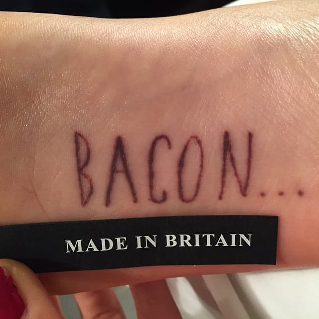 Cara Delevingne tiene en la planta del pie un tatuaje que dice ‘Bacon’ (tocino o tocineta en inglés). La actriz y modelo escribió en Instagram: “¡Tocino en la planta de mi pie! Mi alma envuelta en tocino, jejeje”.
<br>