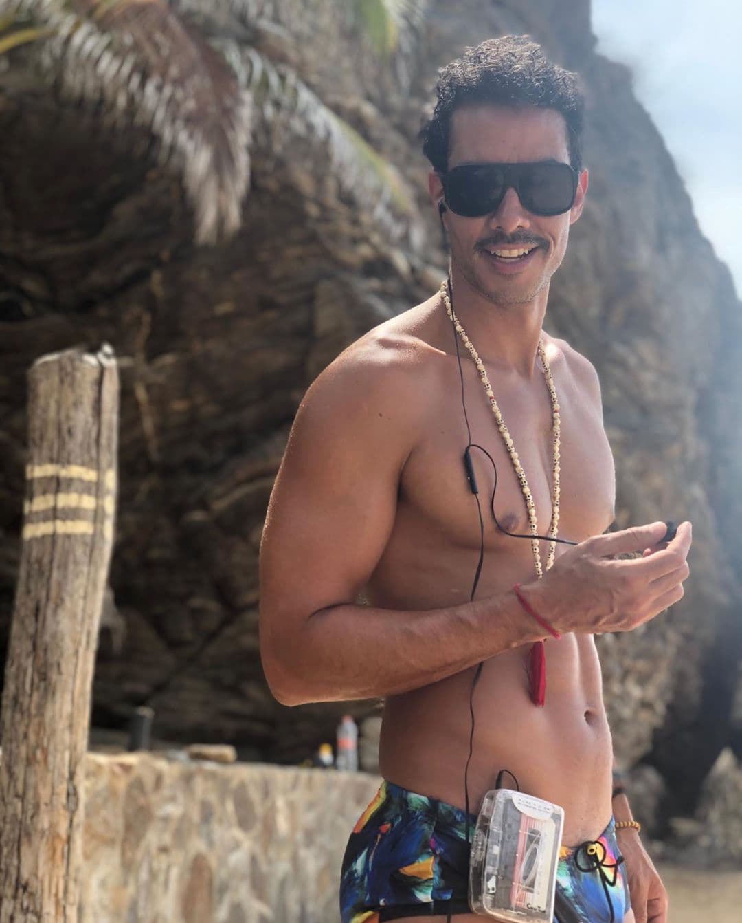 Por otra parte, en su perfil de
<a href="https://www.instagram.com/alejandro_sandi/?hl=es-la" target="_blank">Instagram</a> el actor se autodenomina como un ser viajero y que mantiene una vida saludable.
<br>