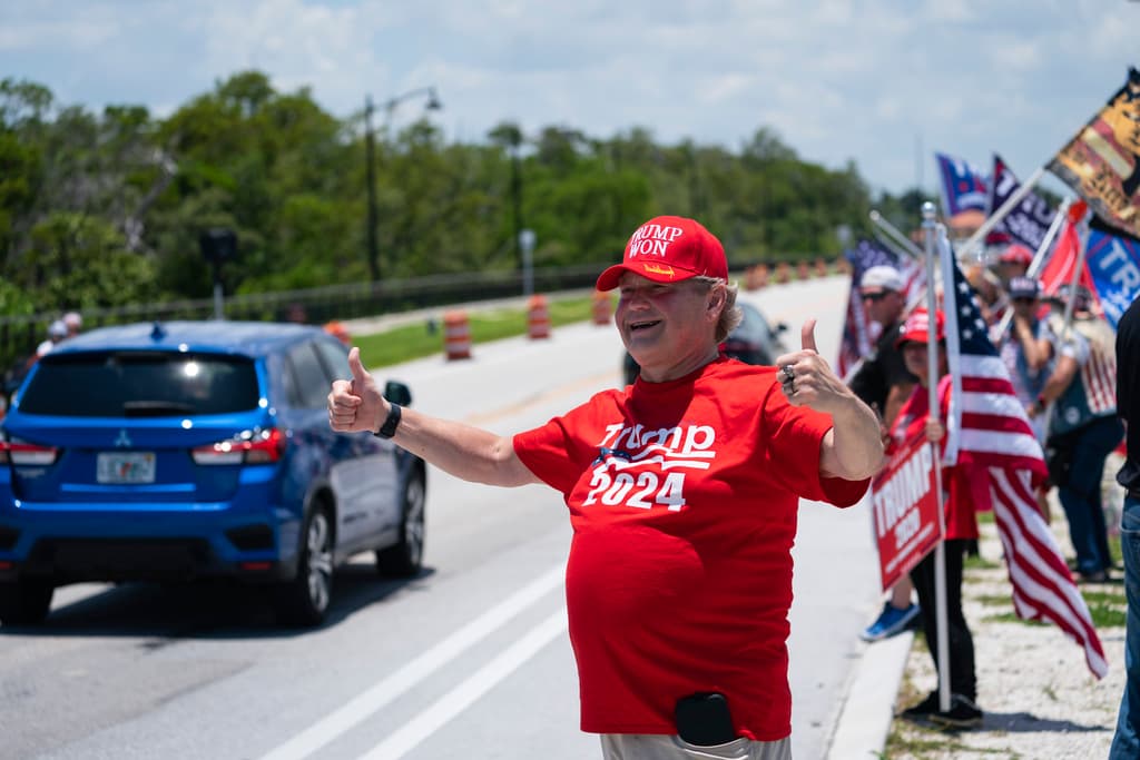 Más seguidores del expresidente Trump en una manifestación de apoyo.