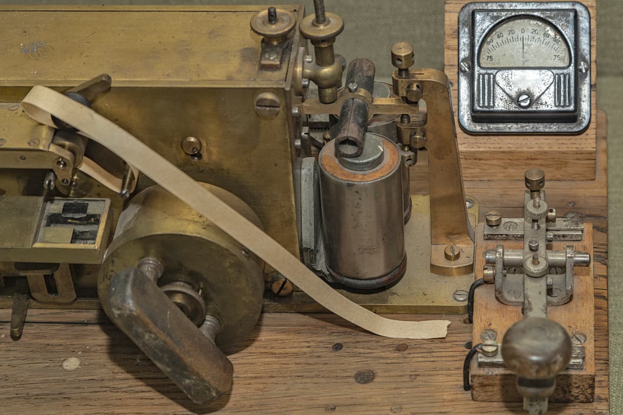 Las líneas telegráficas se multiplicaron a lo largo de la década de 1850 y en 1902 los cables transoceánicos rodeaban el mundo. El telégrafo original y sus sucesores inalámbricos se convirtieron en los primeros avances importantes en la comunicación mundial. Tuvo un fuerte impacto en los gobiernos, el comercio, la banca, la industria, la guerra y los medios de comunicación.
<br>