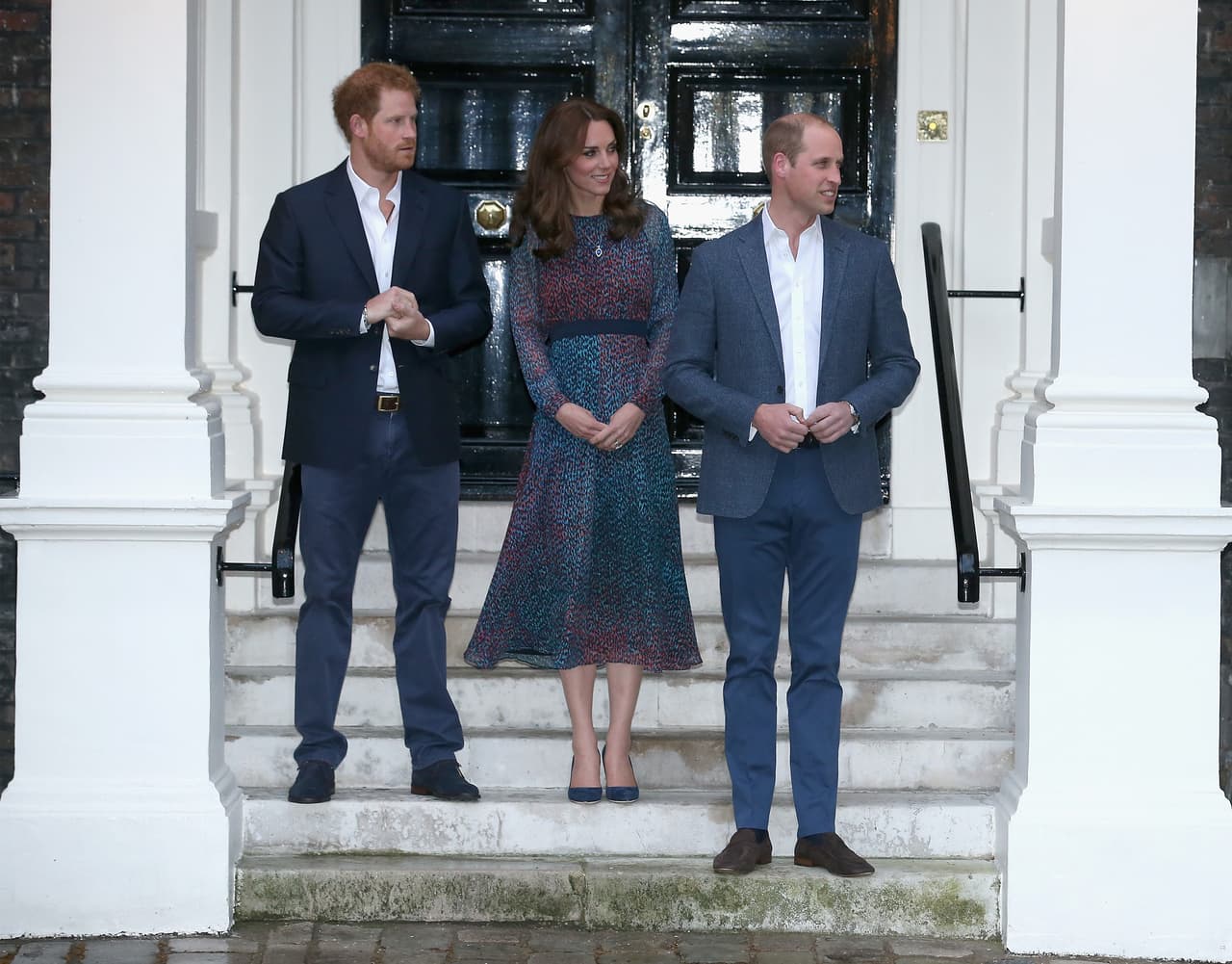 Los Duques y Harry esperando en la entrada del palacio de Kensington.