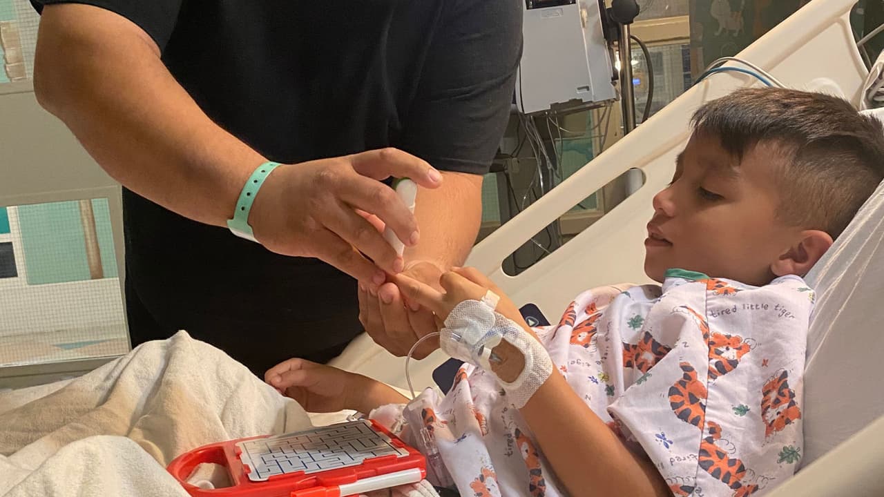 Enrrique, de 7 años, tras ser diagnosticado con diabetes tipo 1, en 2021.