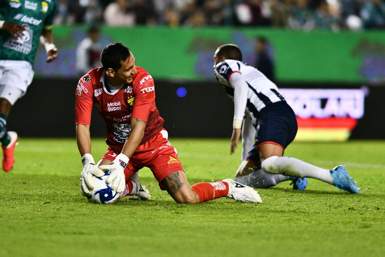 Luis Montes se lució con doblete en la goleada de 3-1 sobre el campeón Monterrey que alaga su racha a cinco jornadas sin triunfo.