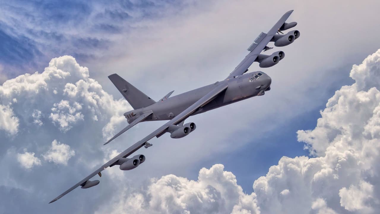 <h3 class="cms-H3-H3">Qué podrían escuchar los residentes</h3> Durante las horas del ejercicio, algunas personas en ciudades cercanas podrían notar:
<br>🪖 Fuertes estruendos
<br>🪖 Vibraciones similares a pequeños temblores
<br>🪖 El paso de aeronaves militares
<br>Las autoridades publicaron el aviso precisamente
<b>para evitar alarma entre los residentes si escuchan explosiones o ruidos inusuales</b> durante esos horarios.