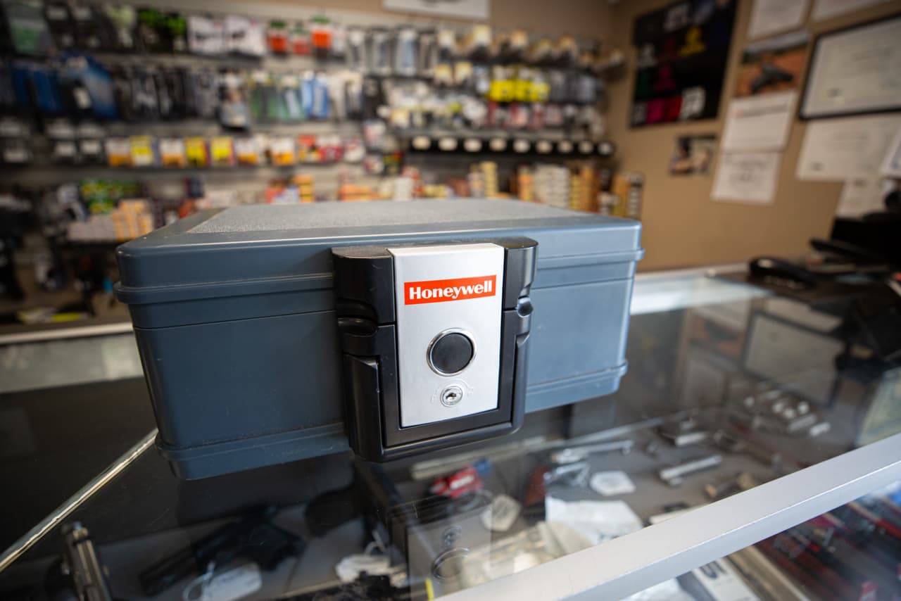 Central Connecticut Arms en Portland, Connecticut, vende una variedad de cajas fuertes y cerraduras de cable. Aproximadamente 130 millones de estadounidenses tienen contacto con armas de fuego en su vida cotidiana.