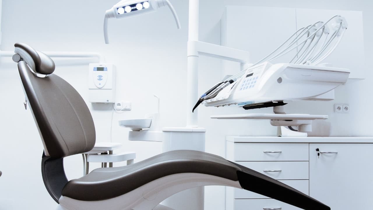 <b>Dentista</b>: entrando al puesto número 14 entre los mejores pagados de la región están los especialista en salud bucal. Anualmente pueden devegar un salario de $161,670.