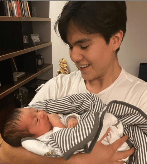 Al mismo tiempo, agradeció la existencia de su primogénito Gael, quien en otra imagen aparece cargando a su tierna hermana.
<b>“Por la salud también de mi hijo Gael y de toda mi familia”</b>.
<br>