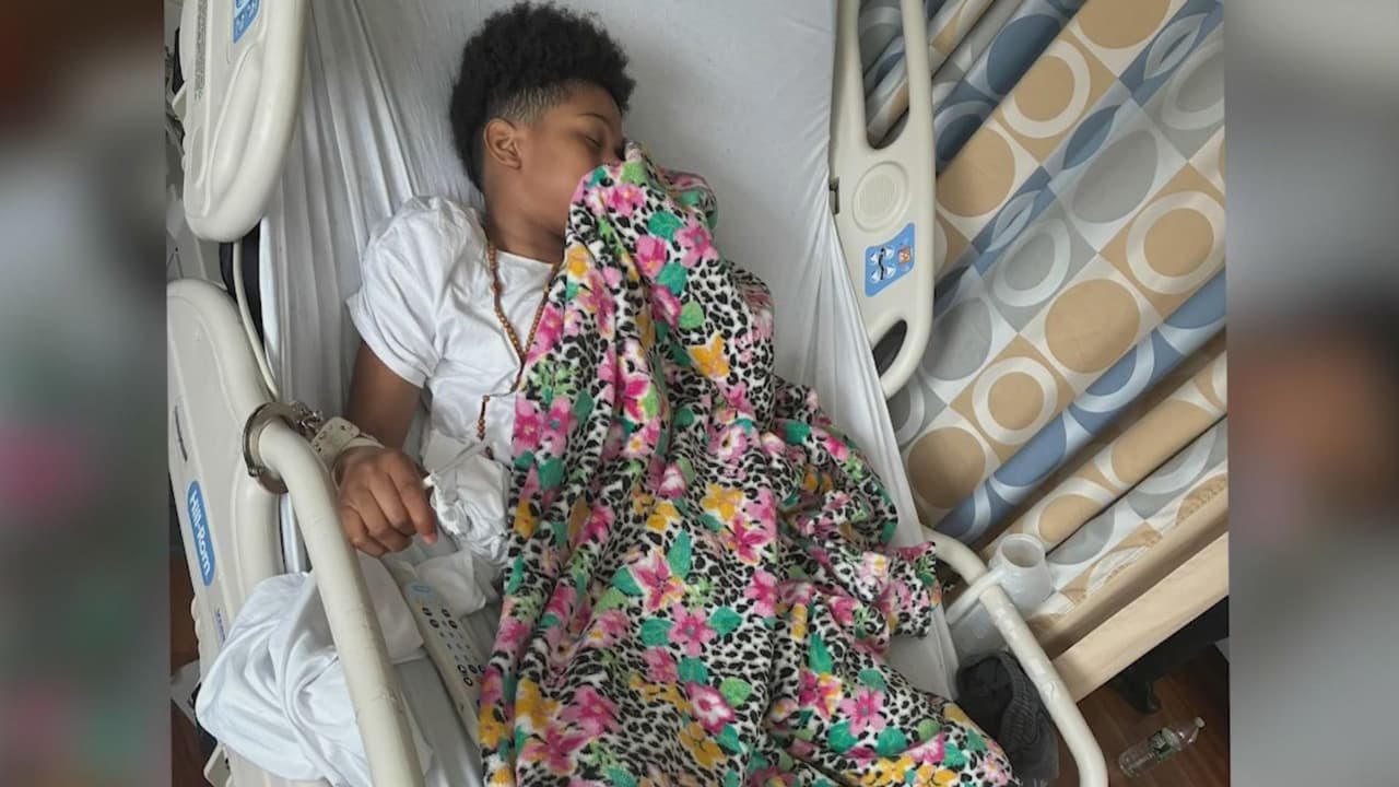 Arrestan y esposan a menor de 14 años mientras era atendido por herida de bala en hospital de Brooklyn