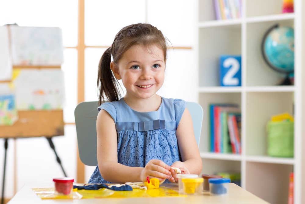 <b>GÉMINIS</b>
<br>Son encantadores, muy inteligentes y dinámicos. Parece que no pueden calmarse mucho y no pararán de hablar y hablar y hablar, tanto para conocer todo lo que les interese, para hacer nuevos amigos o para convencer a sus papás de que les cumplan sus caprichos. Son de una naturaleza muy curiosa, insaciable, como si desde la cuna comenzaran su misión de aprendizaje.