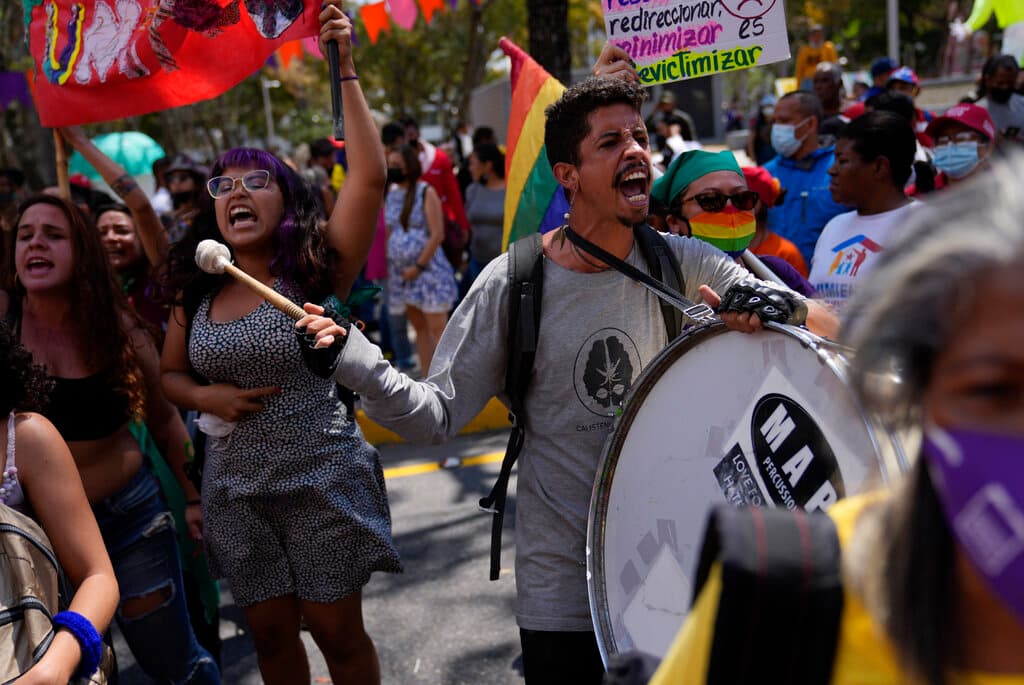 <b>Venezuela</b>
<br>
<br>Un hombre toca un tambor y se une a una manifestación en Caracas, Venezuela, el martes 8 de marzo de 2022.