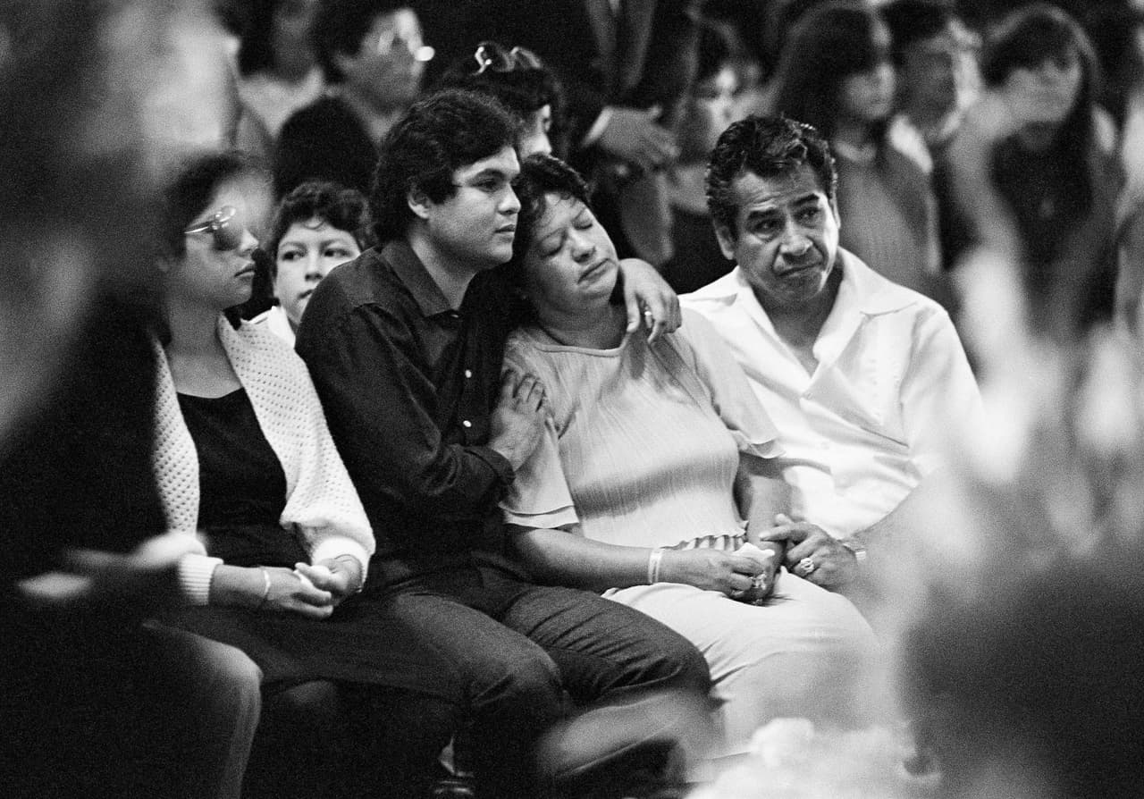 Familiares de los fallecidos de la masacre dentro de un McDonald´s de San Ysidro asisten a uno de los funerales de las víctimas.