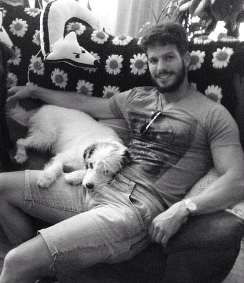 A este galán le encantan los perros y vuelve locas a sus seguidoras en las redes sociales con sus sexys fotografías.