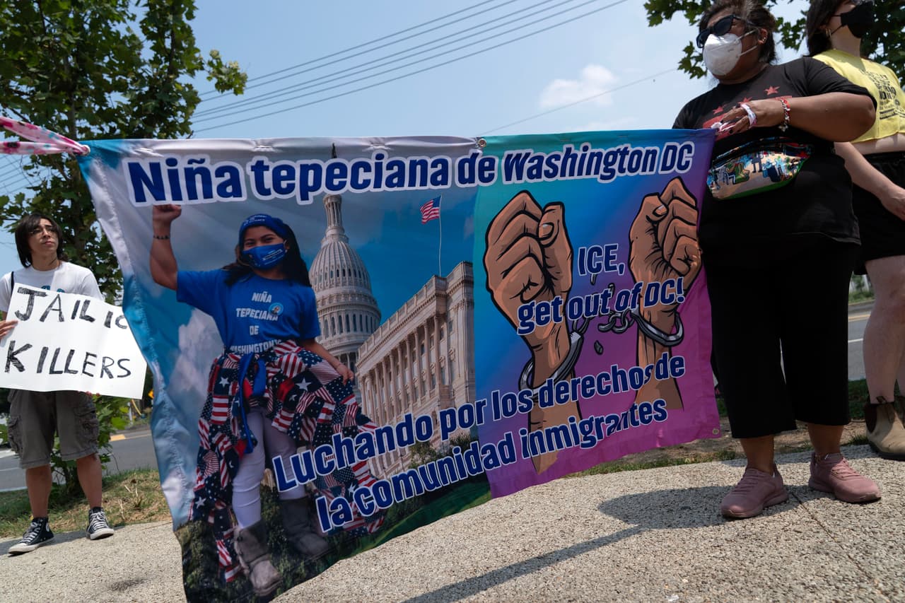 Manifestantes protestan contra la inauguración de la sede del ICE en Washington, el sábado 18 de julio de 2026.