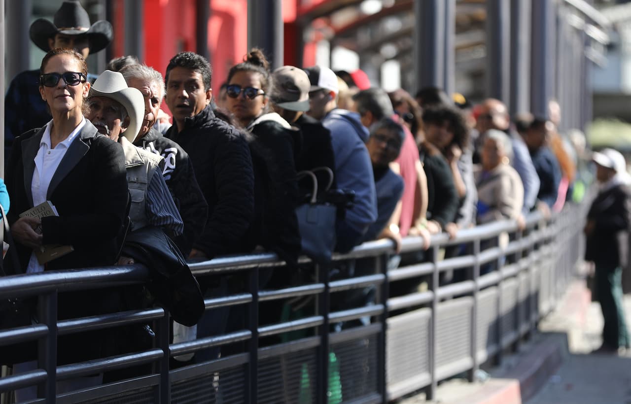 Abogados tildan de "extremos" los cambios migratorios que exige Trump para reabrir el gobierno