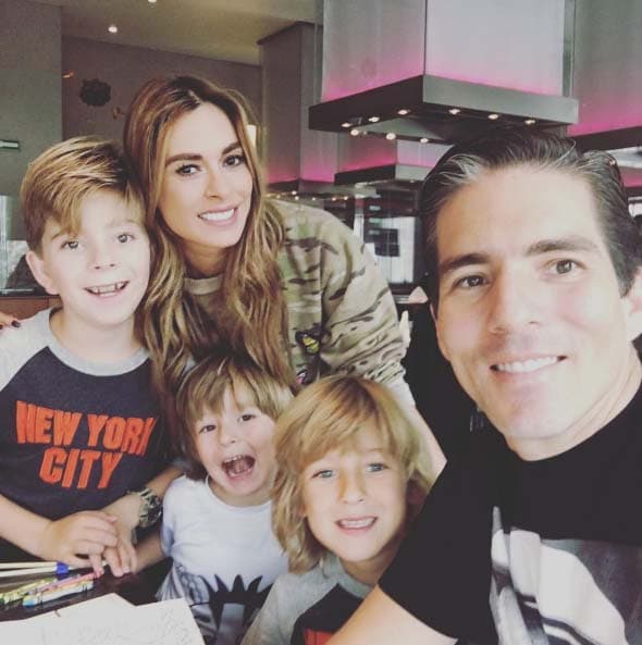 El 6 de agosto de 2011 contrajo nupcias con Reina en el puerto de Acapulco, Guerrero.