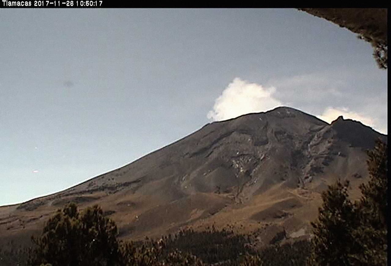 <b>26 de noviembre de 2017. "</b>En las últimas 24 horas se identificaron 318 exhalaciones de baja intensidad acompañadas de vapor de agua y gas. Se presentaron dos trenes de exhalaciones
<b> </b>ayer a las 11:10 h con una duración de 132 minutos y una más a las 19:29 h con duración de 35 minutos aproximadamente. Además se detectó un sismo vulcanotectónico
<b> </b>hoy a las 07:23 h con magnitud Mc de 3.7".