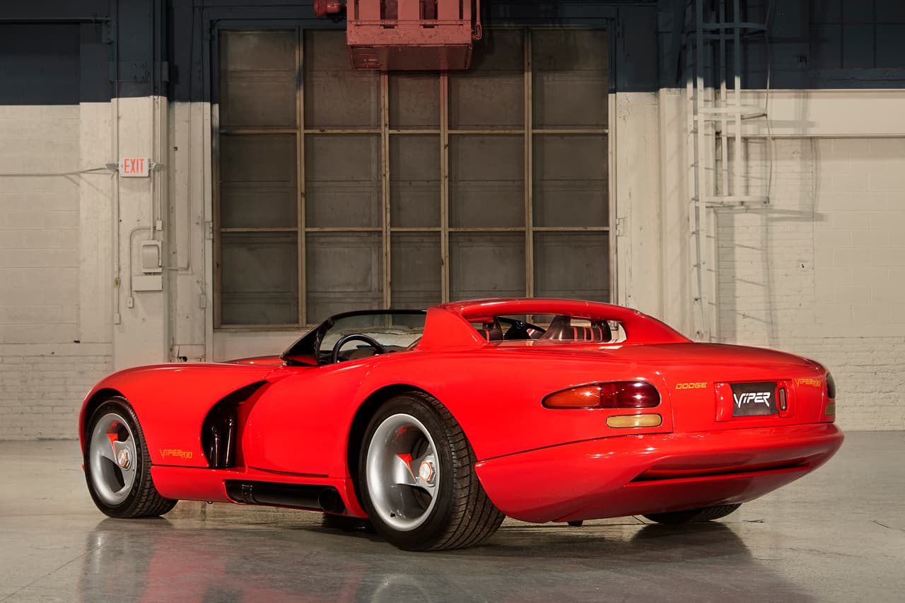 El
<b>Dodge Viper RT/10 Concept </b>de 1989 nació de una conversación entre varios ejecutivos de la entonces llamada Chrysler Corporation en la que se concluyó que la compañía debería ofrecer una versión moderna del legendario
<b>Shelby Cobra</b>. Chrysler nunca pudo usar el nombre Cobra ya que el mismo era propiedad de la Ford Motor Company.