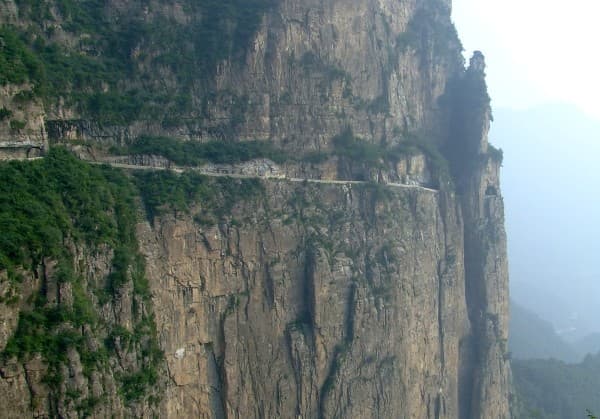 Puesto 5 - Túnel Guoliang, China:
<br>Los obreros locales decidieron construir un túnel a mano, el cual se considera igualmente seguro. Solo 13 trabajadores participaron en la construcción (uno de los cuales falleció durante la gestación del túnel) de este túnel de tres cuartos de milla de longitud y 13 pies de ancho.
<br>