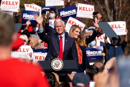 Loeffler y Pence durante un acto en Canton, Georgia, este viernes.