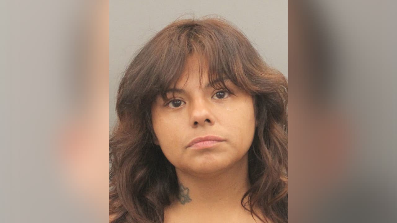 Kara Marie Valdez, es buscada por posesión de sustancias controladas.