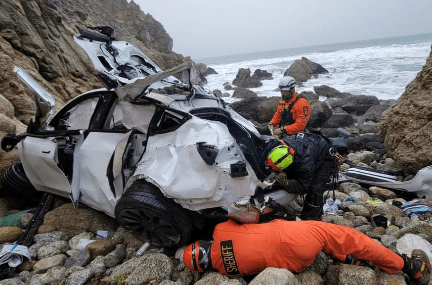 Trasladan del hospital a la cárcel al conductor de un Tesla que cayó por un precipicio con su familia dentro