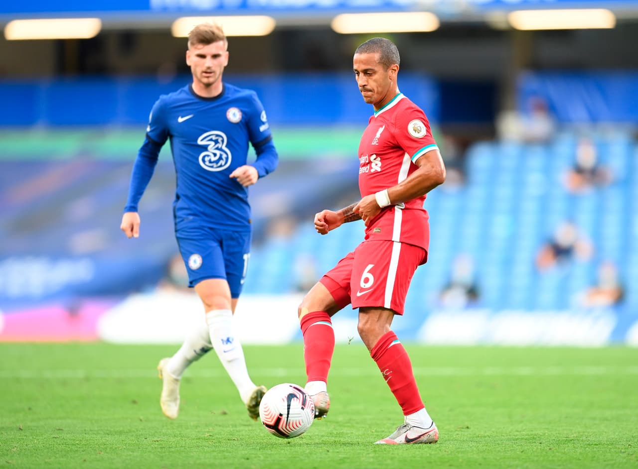 London (United Kingdom), 20/09/2020.- Thiago Alcantara of Liverpool (R) controls the ball during the English Premier League match between Chelsea vs Liverpool in London, Britain, 20 September 2020. (Reino Unido, Londres) EFE/EPA/Michael Regan / POOL EDITORIAL USE ONLY. No use with unauthorized audio, video, data, fixture lists, club/league logos or 'live' services. Online in-match use limited to 120 images, no video emulation. No use in betting, games or single club/league/player publications.