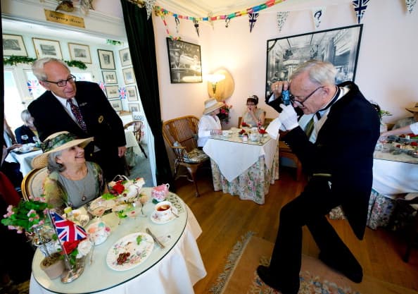 Con banderas de Inglaterra, sombreros, tasas de té y panecillos, la comunidad de Pasadena, celebró la fiesta en honor a la reina.
<br>