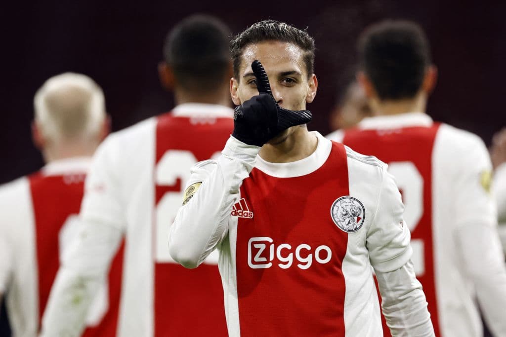 Ajax propino una goliza al Willem II con marcador de 5-0 en la Eredivisie. El mexicano Edson Alvarez jugo todo el partido y dio asistencia para el primer gol anotado por Antony dos Santos, de los dos que hizo. Le siguieron Lisandro Martínez, Davi Klassen y Danilo Pereira da Silva.