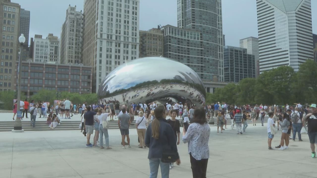 "El frijol" está ubicado en el "Millenium Park", en el centro de Chicago.