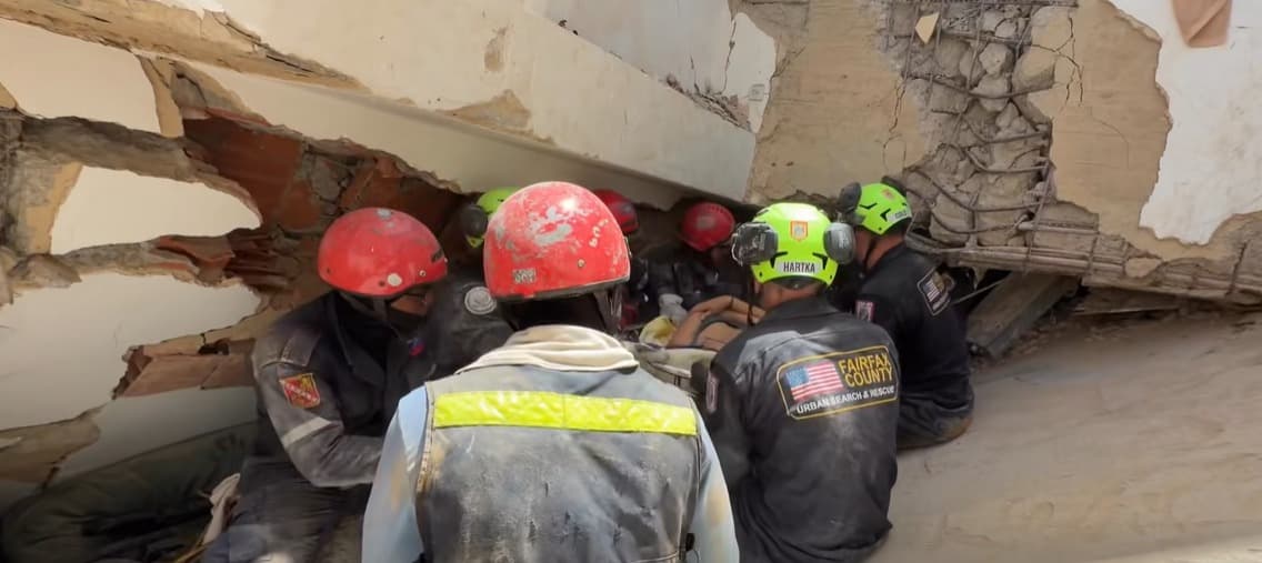Cada hora es crucial
<b>para encontrar sobrevivientes</b>, por lo que los rescatistas continúan trabajando sin descanso entre los escombros con la esperanza de salvar más vidas.