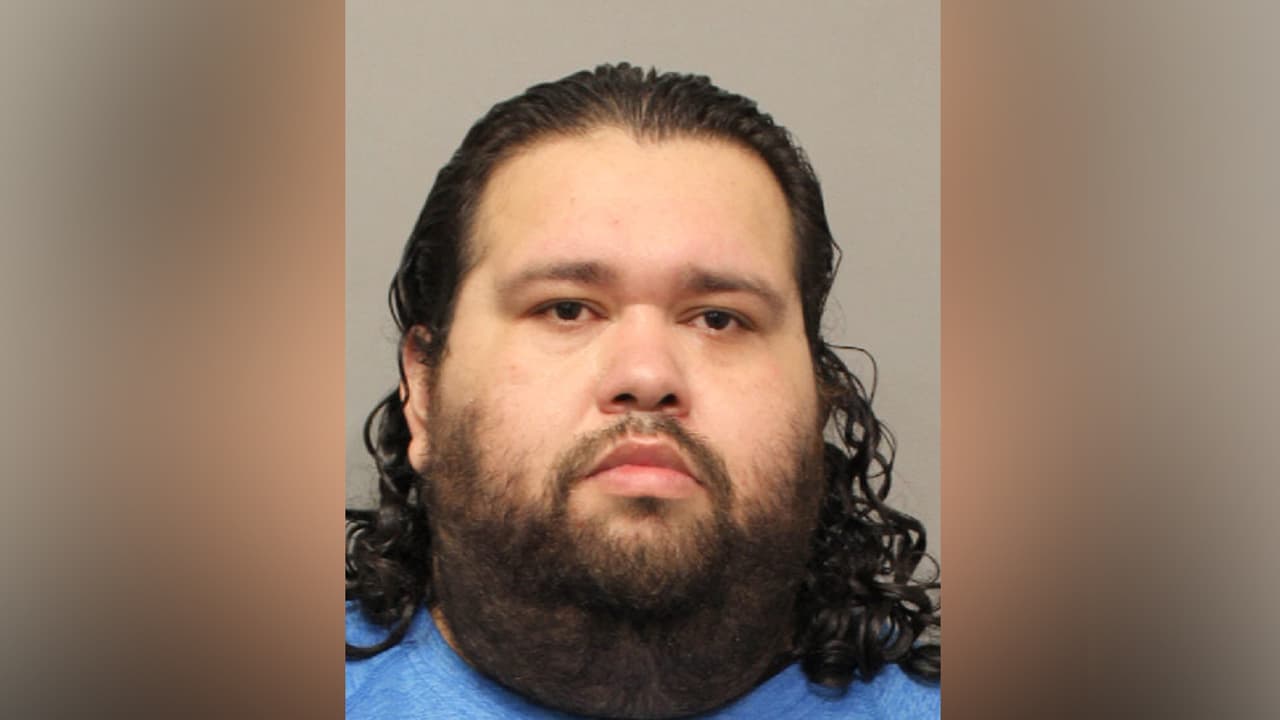 Eduardo de La Cruz Gómez enfrenta cargos por solicitud en línea de un menor. Fue
<b><a href="https://www.univision.com/local/houston-kxln/arrestan-a-pastor-de-houston-por-abuso-sexual-continuo-contra-un-menor-en-houston">arrestado </a></b>el viernes 31 de julio después de sostener una serie de conversaciones con un oficial encubierto que se hizo pasar por una adolescente.