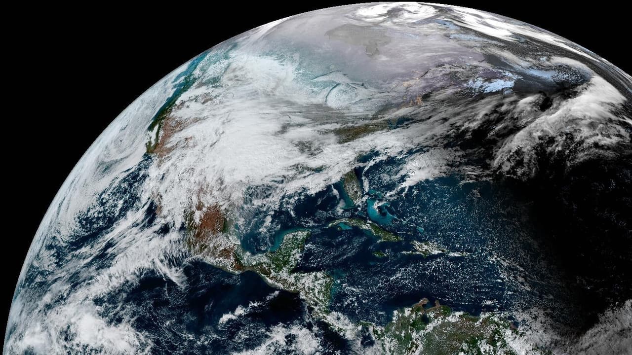 Así se ve desde el espacio la enorme tormenta invernal que afecta a cientos de millones de personas en EEUU