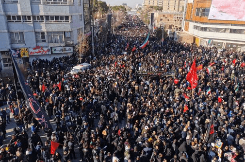 Asistencia masiva en Kerman al funeral del líder militar iraní Wassem Soleimani.