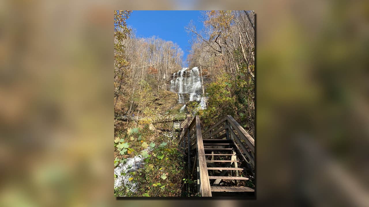 <b>AMICALOLA FALLS</b>. Amicalola Falls es la cascada más alta de Georgia, mide 729 pies (222 metros) de altura. En realidad, es la catarata más grande del sureste. Amicalola Falls se encuentra dentro del Parque Estatal Amicalola Falls en Dawsonville, entre Ellijay y Dahlonega.